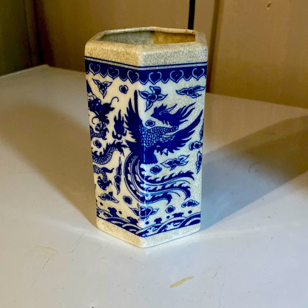 Blue and white dragon vase